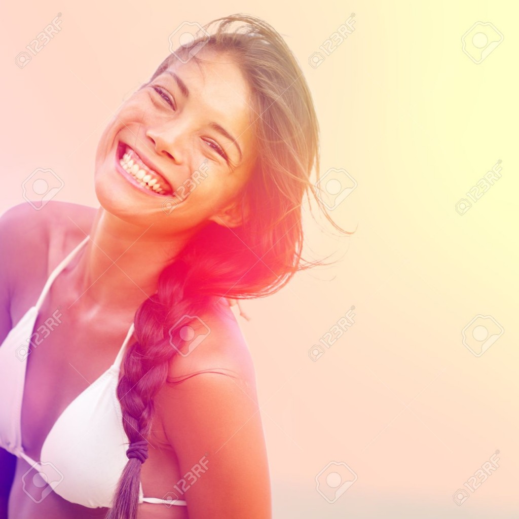 17799080-Mujer-sol-feliz-Chica-sonriente-alegre-amable-y-encantador-mirando-a-la-c-mara-en-el-d-a-c-lido-vera-Foto-de-archivo